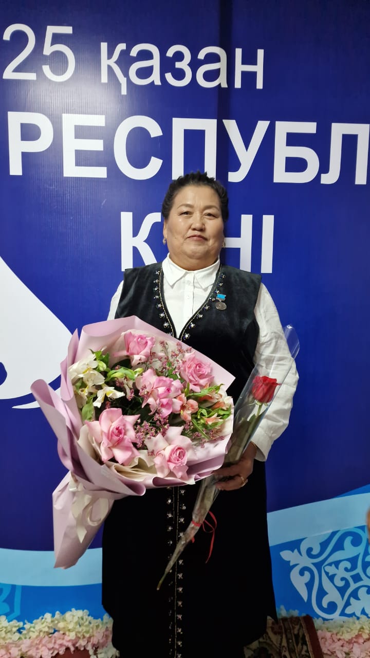 тжас ұрпақты оқыту және тәрбиелеу ісіндегі елеулі табыстары үшін《Ыбырай Алтынсарин》төсбелгісімен марапатталған №19 ЖОББМ-нің шебер ұстаз Айжан Абуовна.