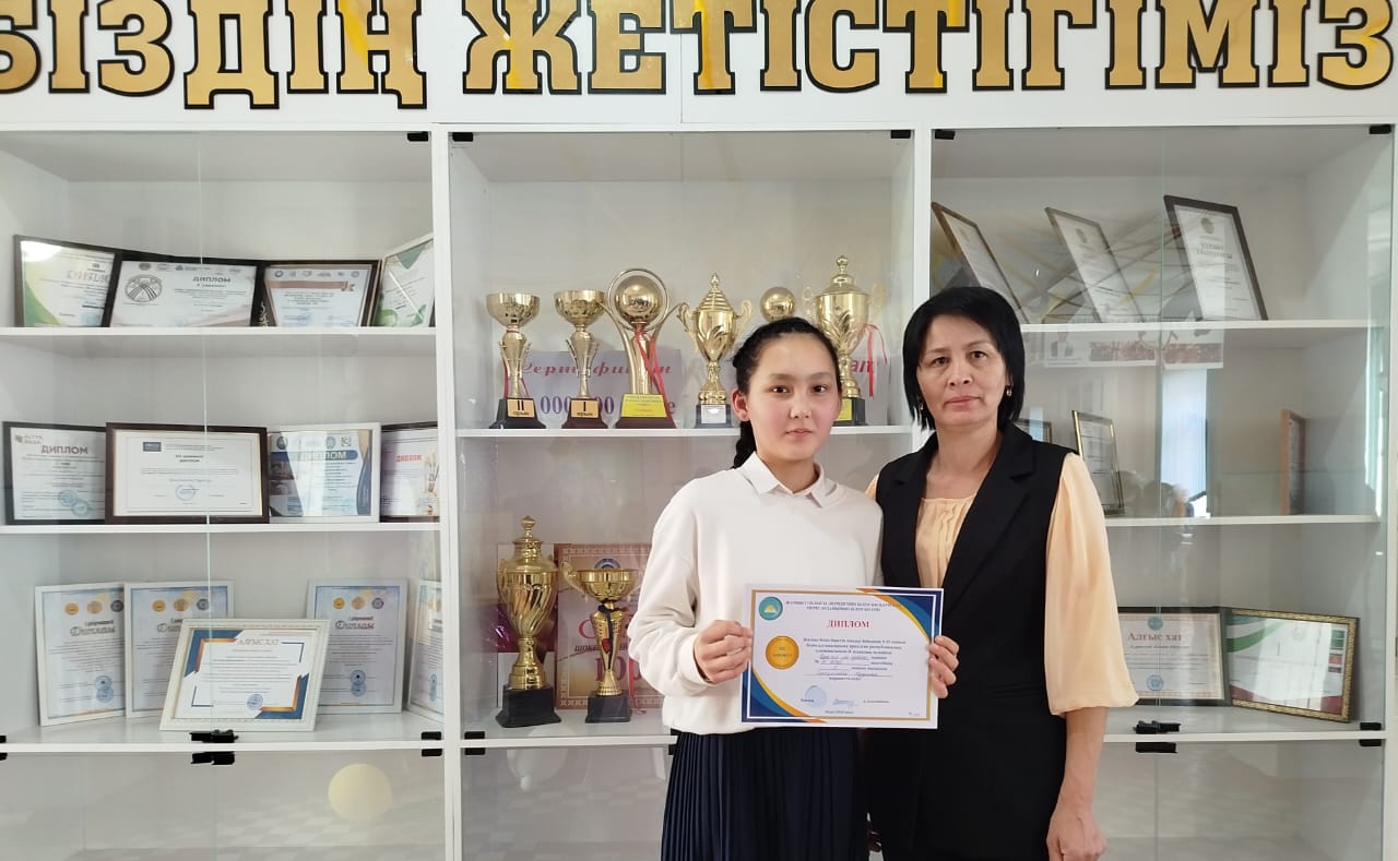 Республикалық олимпиаданың ІІ аудандық кезеңінде қазақ тілі мен әдебиеті пәнінен 9-сынып білім алушысы Сарыүйсінбай Нұрданым ІІІ орынды иеленді.